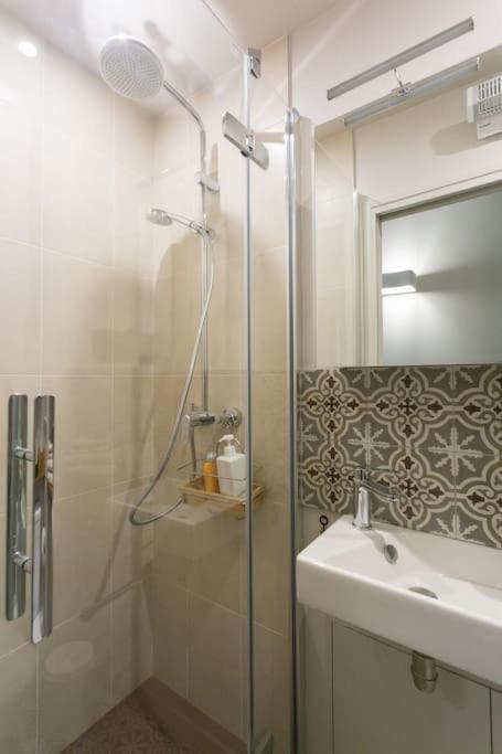 Romantic Brand New In Paris, Bathroom, Kitchen París